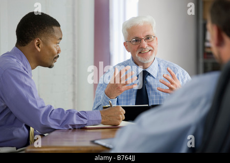 Tre uomini di affari con sale riunioni Foto Stock