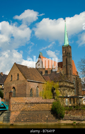 Wroclaw, Slesia, Polonia. Chiesa di Santa Croce e di San Bartolomeo all Isola Tumsky visto, dall isola Piasek Foto Stock