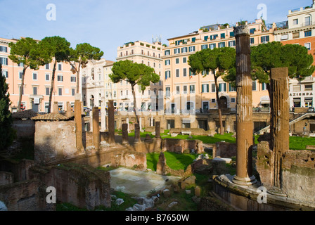 Rovine a Largo Arenula nel centro storico quartiere storico di Roma Italia Europa Foto Stock