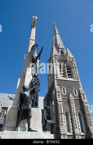 La cattedrale di Christ Church e Memoriale di guerra, la piazza della cattedrale, Christchurch, Canterbury, Nuova Zelanda Foto Stock