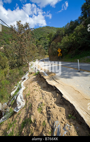 Le forti piogge hanno distrutto una parte di Las Flores Canyon Road in Malibu, California, Stati Uniti d'America Foto Stock