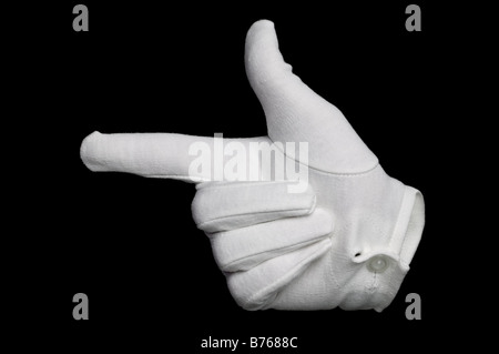La mano in un guanto bianco indicando la via isolata su uno sfondo nero uomo invisibile effetto sul guanto Foto Stock