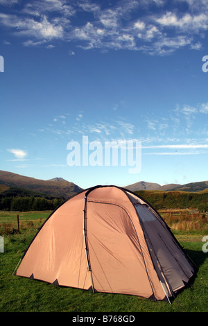 Campeggio in tenda sole nelle Highlands scozzesi sul West Highland Way in Scozia Foto Stock