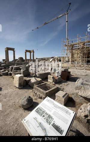I lavori di ristrutturazione del gruppo di lavoro STOA ellenistica Acropoli di Lindos Isola di Rodi Grecia Foto Stock