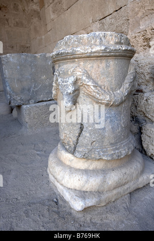 Le figure incise sulle colonne di pietra in ingresso all'acropoli di Lindos Isola di Rodi Grecia Foto Stock