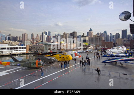 Ponte di volo, l'Intrepid Sea, il Museo dell'aria e dello spazio, Manhattan, New York, Stati Uniti d'America Foto Stock