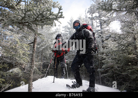 Escursioni con le racchette da neve durante i mesi invernali nelle White Mountains, New Hampshire USA Foto Stock