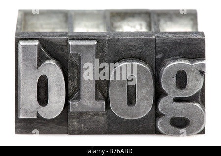 La parola Blog nella vecchia tipografia blocchi isolati su sfondo bianco Foto Stock