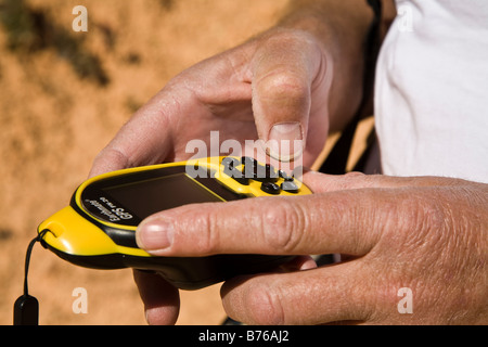 Satellite di posizionamento globale (GPS) unità essendo trattenuto in un mans mani Bryce Canyon National Park, Utah, Stati Uniti d'America Foto Stock