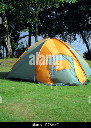 Tenda al campeggio sulle sponde del Loch Lomond in Scozia Foto Stock