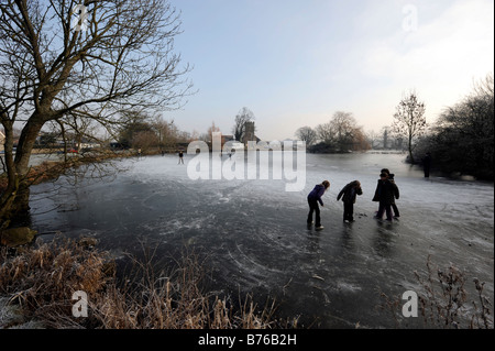 Le famiglie possono usufruire il pattinaggio su ghiaccio sul laghetto Falmer vicino a Brighton come fanno la maggior parte delle recenti condizioni climatiche rigide Foto Stock