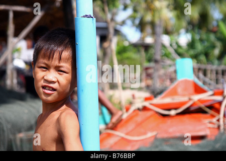 Ritratto di un giovane ragazzo cambogiano. Villaggio galleggiante vicino a Kampot, sud Cambogia Foto Stock