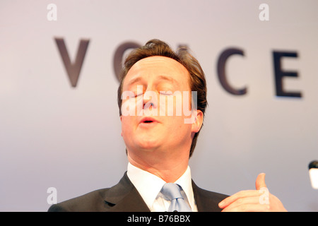 David Cameron parlando alla Conferenza di CBI Foto Stock