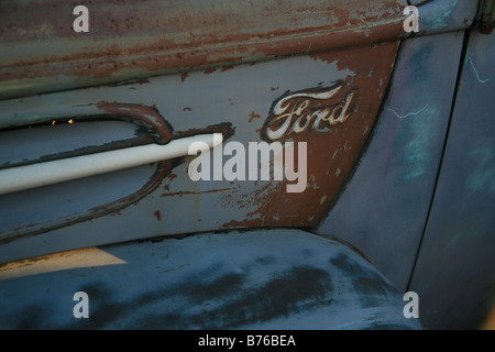 Rusty Ford emblema sul cofano della macchina Foto Stock