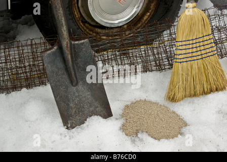 Ginestra refilati pala di acciaio piegato il filo in stucco del disordine del kitty lungo con profonda del battistrada dei pneumatici da neve dare una buona trazione su neve ghiaccio Foto Stock