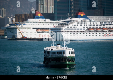 Star Ferry Crossing da Tsim Sha Tsui, Central Pier, Sheung Wan, Victoria Harbour, Isola di Hong Kong, Hong Kong, Cina Foto Stock