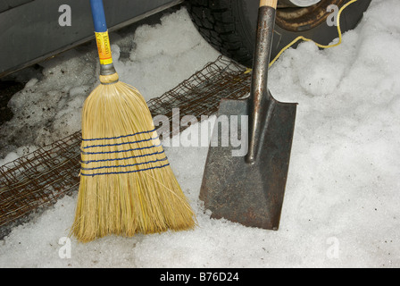 Una scopa buona quadrato in acciaio refilato pala e dispositivo come strati di stucco piegato il filo supporto sono eccellenti per ottenere la trazione Foto Stock