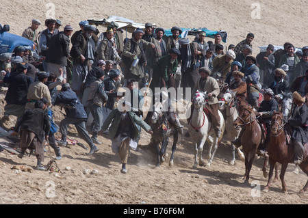 Afghan cavalieri prendere parte al tradizionale Buzkashi gioco in Afghanistan Maimana martedì 19 febbraio 2008. Foto Stock
