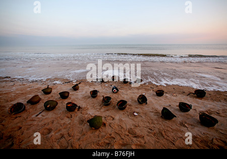 Impostazione di Sun su American d giorno M1 elmetti di guerra sul litorale della spiaggia di Omaha,Normandia,Francia Foto Stock