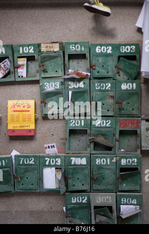 Cassette postali di residenziale in Cina tutti svuotare tutti rotto in più di sette anni di vita in Cina non ho mai ricevuto il messaggio di posta elettronica . Foto Stock