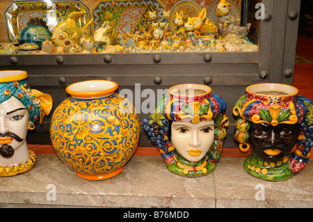 Tipiche ceramiche siciliane gli articoli in vendita nel negozio in Sicilia a Taormina Italia Foto Stock