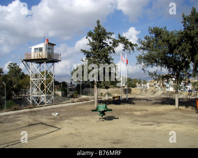 Organizzazione delle Nazioni Unite (ONU) torre di guardia di confine nella città divisa di Nocosia/Lefkosia in Cipro Foto Stock