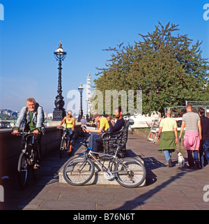 I ciclisti sulla banca del sud lungo il fiume Tamigi in Londra England Regno Unito KATHY DEWITT Foto Stock