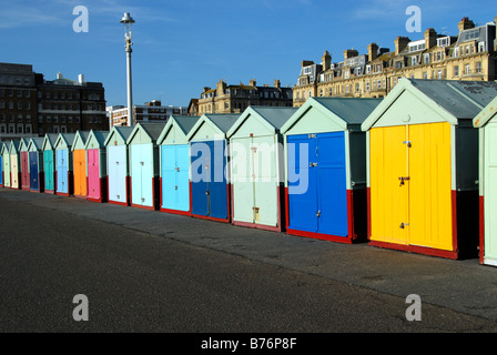 Pittoresca spiaggia di capanne sul mare esplanade BRIGHTON REGNO UNITO Foto Stock