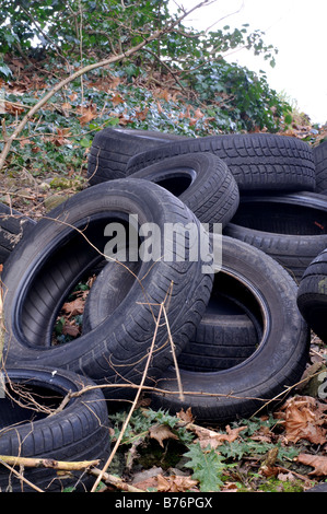 Pneumatici vecchi fly ribaltato da una45 Road, Birmingham, Inghilterra, Regno Unito Foto Stock