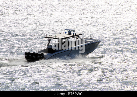 Visto alla velocità di un Homeland Security imbarcazione di pattuglia sulla Intracoastal Waterway a St Augustine, Florida USA Foto Stock