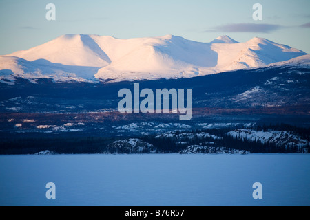 Alba sul lago Laberge, vicino a Whitehorse Foto Stock