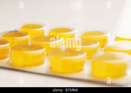 Le compresse di colore giallo nella confezione di plastica Foto Stock