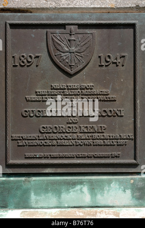 Lapide che ricorda la prima trasmissione radio su acqua Lavernock punto Vale of Glamorgan Wales UK Europa Foto Stock