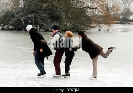 Le famiglie possono usufruire divertirsi sul ghiaccio al ghiacciato Falmer stagno vicino Brighton Regno Unito Foto Stock