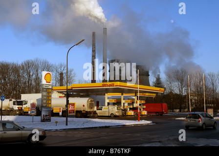 Distributore di benzina Shell e la raffineria di petrolio, Germania. Foto Stock