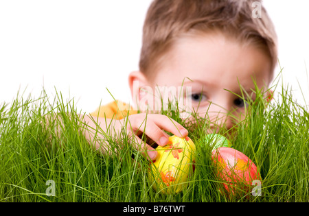 Uovo di Pasqua Caccia. Piccolo Ragazzo a caccia di uova di pasqua. Foto Stock