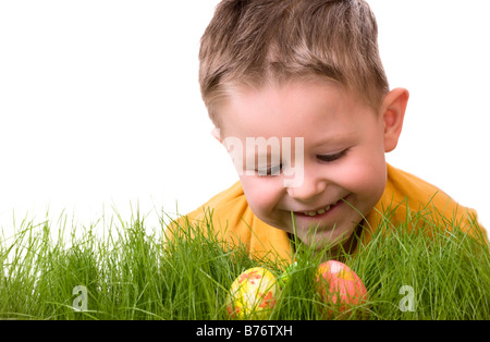 Uovo di Pasqua Caccia. Piccolo Ragazzo a caccia di uova di pasqua. Foto Stock