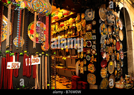 Tipiche ceramiche siciliane gli articoli in vendita nel negozio in Sicilia a Taormina Italia Foto Stock