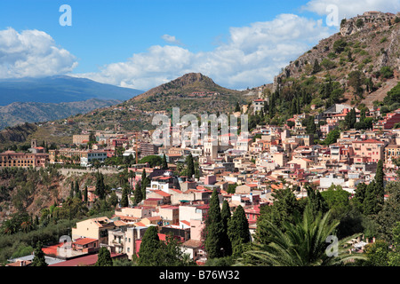 Panoramica di Taormina con l'Etna streaming cloud, Sicilia Foto Stock