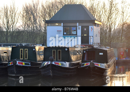 Anglo Welsh narrowboats noleggio ormeggiata in inverno, Wootton Wawen, Warwickshire, Inghilterra, Regno Unito Foto Stock