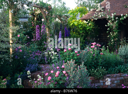 Romantico e rosa pastello malva giardino Foto Stock
