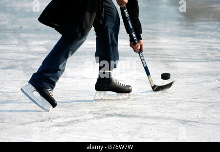 Le famiglie possono usufruire di alcuni hockey su ghiaccio divertimento sulla congelati negli Falmer stagno vicino Brighton Regno Unito Foto Stock