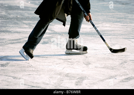 Hockey su ghiaccio giocatore sul ghiacciato Falmer stagno vicino Brighton Regno Unito Foto Stock