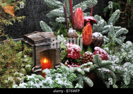 Grave decorazione con rami di abete, fiori secchi e tinte di parti di vegetali Foto Stock