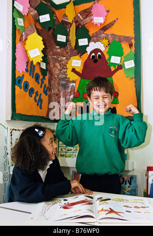 Gli alunni lavorano in aula in lingua gallese junior school di Newport South Wales UK Foto Stock