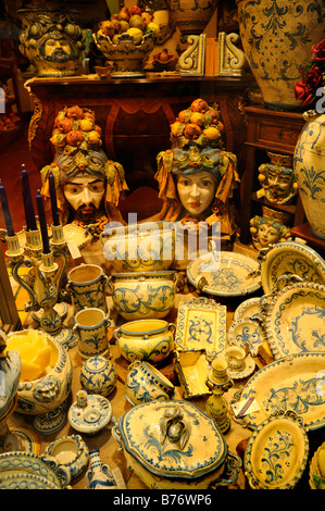 Tipiche ceramiche siciliane gli articoli in vendita nel negozio in Sicilia a Taormina Italia Foto Stock