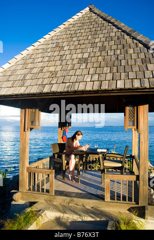 Bordo d'acqua rifugio al tramonto, Shangri-La Island Resort & Spa, Mactan Island, Cebu, Visayas, Filippine Foto Stock