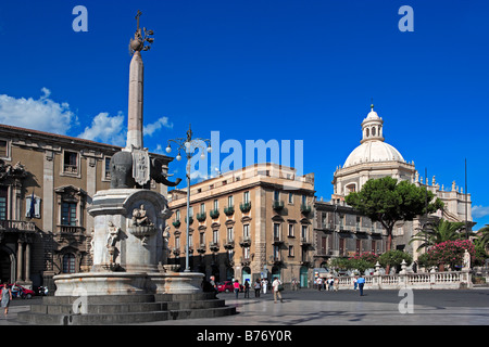 Piazza Duomo, Fontana dell'Elefante,Palazzo del Municipio e la Badia di Sant'Agata, Catania, Sicilia Foto Stock