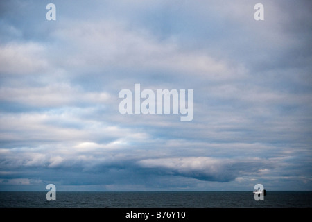 Cupo cielo sopra il mare del Nord con la nave AL REGNO UNITO DI ANCORAGGIO Foto Stock