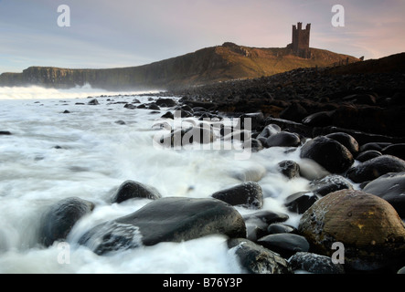 Il castello di dunstanburgh northumberland inverno Inghilterra uk rovina architettura biulding Foto Stock